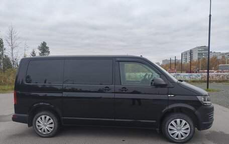 Volkswagen Caravelle T6 рестайлинг, 2017 год, 2 970 000 рублей, 2 фотография