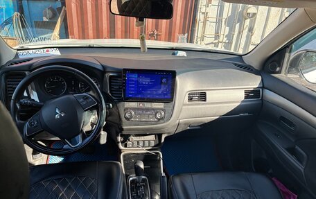 Mitsubishi Outlander III рестайлинг 3, 2017 год, 1 350 000 рублей, 4 фотография