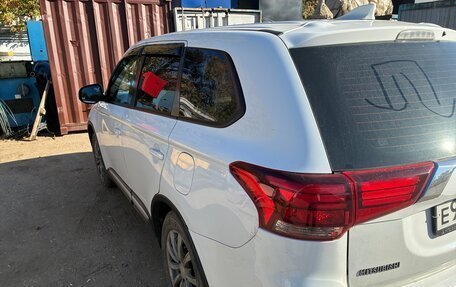 Mitsubishi Outlander III рестайлинг 3, 2017 год, 1 350 000 рублей, 13 фотография