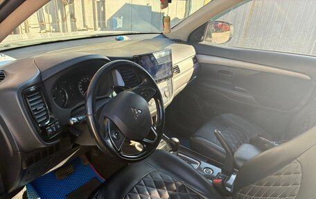 Mitsubishi Outlander III рестайлинг 3, 2017 год, 1 350 000 рублей, 5 фотография