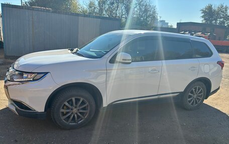 Mitsubishi Outlander III рестайлинг 3, 2017 год, 1 350 000 рублей, 10 фотография