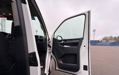 Volkswagen Caravelle T6 рестайлинг, 2017 год, 2 192 000 рублей, 25 фотография