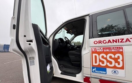 Volkswagen Caravelle T6 рестайлинг, 2017 год, 2 192 000 рублей, 26 фотография