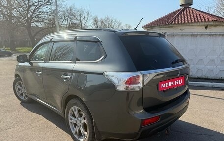 Mitsubishi Outlander III рестайлинг 3, 2013 год, 1 400 000 рублей, 4 фотография