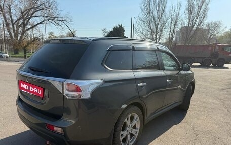 Mitsubishi Outlander III рестайлинг 3, 2013 год, 1 400 000 рублей, 5 фотография