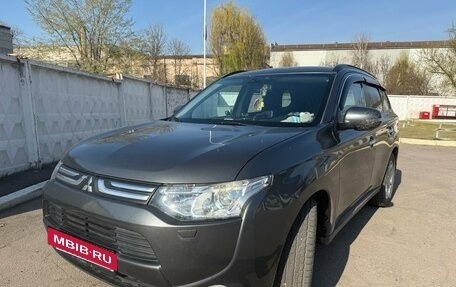 Mitsubishi Outlander III рестайлинг 3, 2013 год, 1 400 000 рублей, 3 фотография