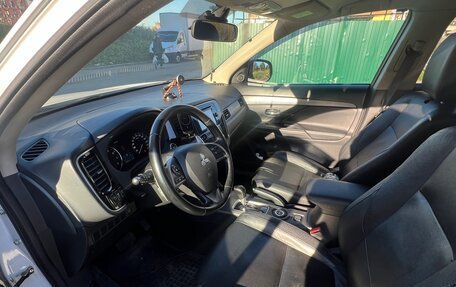 Mitsubishi Outlander III рестайлинг 3, 2014 год, 1 500 000 рублей, 10 фотография