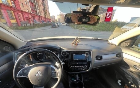 Mitsubishi Outlander III рестайлинг 3, 2014 год, 1 500 000 рублей, 11 фотография
