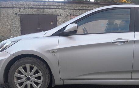 Hyundai Solaris II рестайлинг, 2011 год, 750 000 рублей, 24 фотография