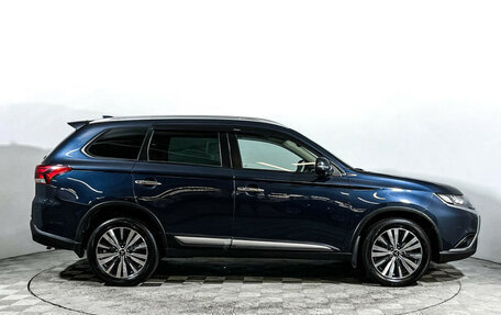 Mitsubishi Outlander III рестайлинг 3, 2020 год, 2 597 000 рублей, 4 фотография