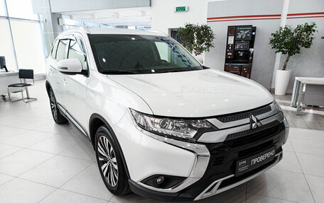 Mitsubishi Outlander III рестайлинг 3, 2019 год, 2 123 000 рублей, 3 фотография