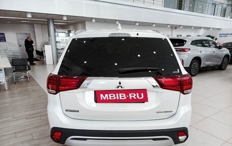 Mitsubishi Outlander III рестайлинг 3, 2019 год, 2 123 000 рублей, 6 фотография