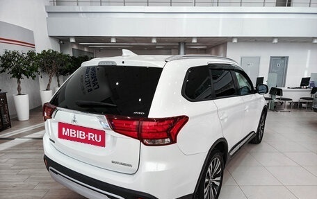 Mitsubishi Outlander III рестайлинг 3, 2019 год, 2 123 000 рублей, 5 фотография