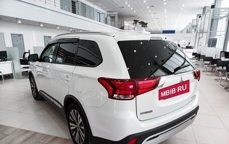 Mitsubishi Outlander III рестайлинг 3, 2019 год, 2 123 000 рублей, 7 фотография