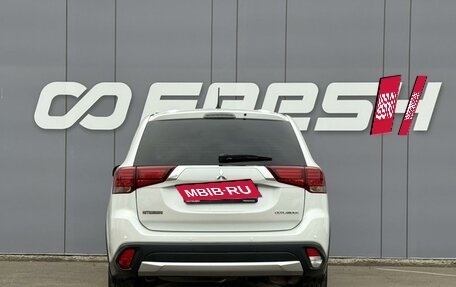 Mitsubishi Outlander III рестайлинг 3, 2016 год, 1 890 000 рублей, 4 фотография