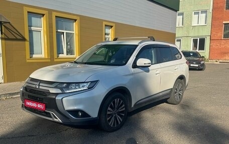 Mitsubishi Outlander III рестайлинг 3, 2020 год, 1 799 000 рублей, 1 фотография