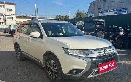 Mitsubishi Outlander III рестайлинг 3, 2020 год, 1 799 000 рублей, 2 фотография