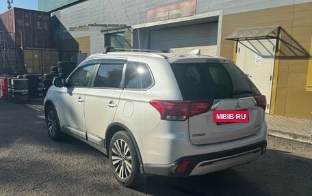 Mitsubishi Outlander III рестайлинг 3, 2020 год, 1 799 000 рублей, 4 фотография
