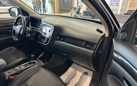 Mitsubishi Outlander III рестайлинг 3, 2016 год, 2 399 900 рублей, 12 фотография