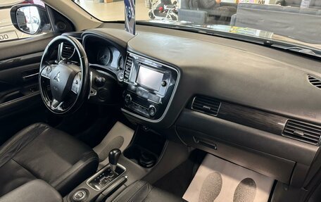 Mitsubishi Outlander III рестайлинг 3, 2016 год, 2 399 900 рублей, 13 фотография