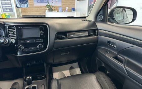 Mitsubishi Outlander III рестайлинг 3, 2016 год, 2 399 900 рублей, 15 фотография