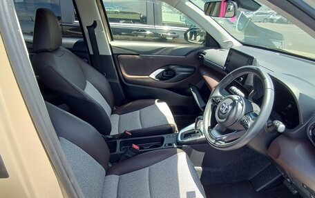 Toyota Yaris Cross, 2022 год, 1 600 000 рублей, 7 фотография