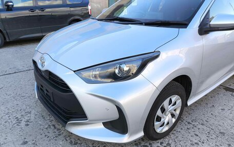 Toyota Yaris, 2022 год, 1 230 000 рублей, 2 фотография