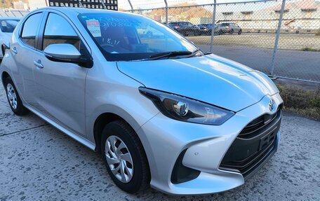 Toyota Yaris, 2022 год, 1 230 000 рублей, 3 фотография