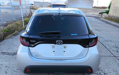 Toyota Yaris, 2022 год, 1 230 000 рублей, 10 фотография