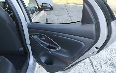 Toyota Yaris, 2022 год, 1 230 000 рублей, 31 фотография