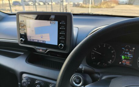 Toyota Yaris, 2022 год, 1 230 000 рублей, 19 фотография