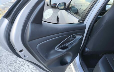 Toyota Yaris, 2022 год, 1 230 000 рублей, 21 фотография