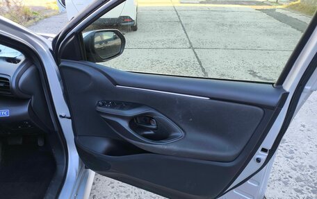 Toyota Yaris, 2022 год, 1 230 000 рублей, 32 фотография