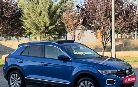 Volkswagen T-Roc I, 2021 год, 2 680 000 рублей, 3 фотография