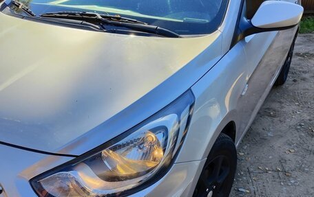 Hyundai Solaris II рестайлинг, 2011 год, 830 000 рублей, 11 фотография