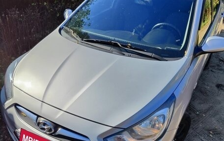 Hyundai Solaris II рестайлинг, 2011 год, 830 000 рублей, 2 фотография