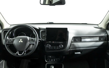 Mitsubishi Outlander III рестайлинг 3, 2017 год, 1 949 700 рублей, 13 фотография