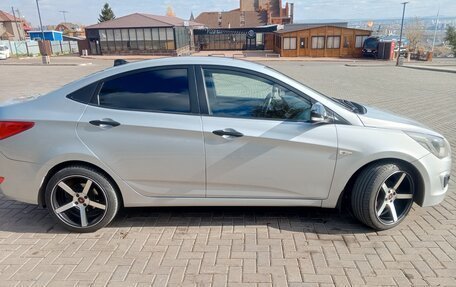 Hyundai Solaris II рестайлинг, 2015 год, 900 000 рублей, 3 фотография