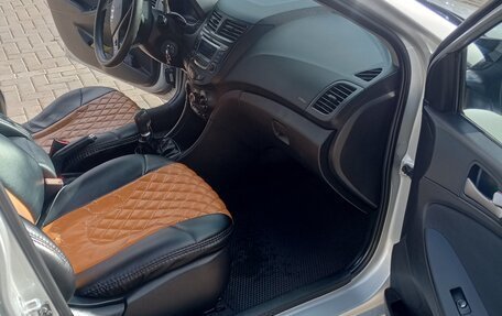 Hyundai Solaris II рестайлинг, 2015 год, 900 000 рублей, 9 фотография