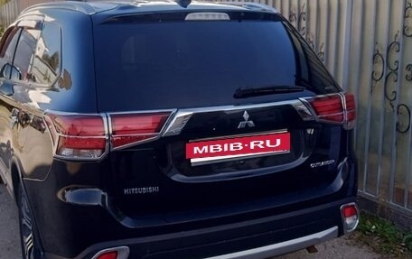 Mitsubishi Outlander III рестайлинг 3, 2015 год, 1 700 000 рублей, 8 фотография