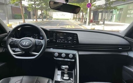 Hyundai Elantra, 2023 год, 1 300 000 рублей, 16 фотография