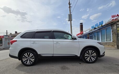 Mitsubishi Outlander III рестайлинг 3, 2019 год, 2 800 000 рублей, 4 фотография