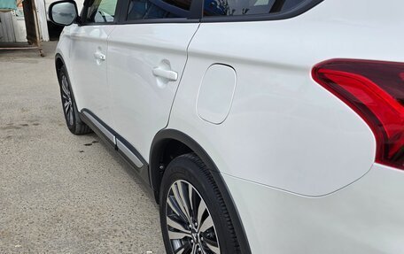 Mitsubishi Outlander III рестайлинг 3, 2019 год, 2 800 000 рублей, 7 фотография