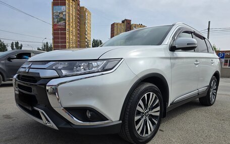 Mitsubishi Outlander III рестайлинг 3, 2019 год, 2 800 000 рублей, 1 фотография