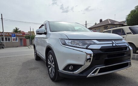 Mitsubishi Outlander III рестайлинг 3, 2019 год, 2 800 000 рублей, 3 фотография
