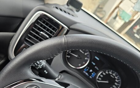 Mitsubishi Outlander III рестайлинг 3, 2019 год, 2 800 000 рублей, 18 фотография