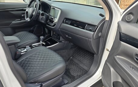 Mitsubishi Outlander III рестайлинг 3, 2019 год, 2 800 000 рублей, 16 фотография