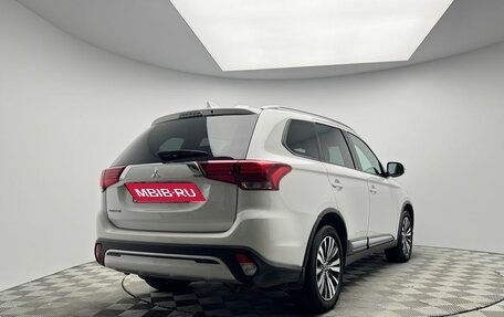 Mitsubishi Outlander III рестайлинг 3, 2020 год, 2 329 000 рублей, 5 фотография