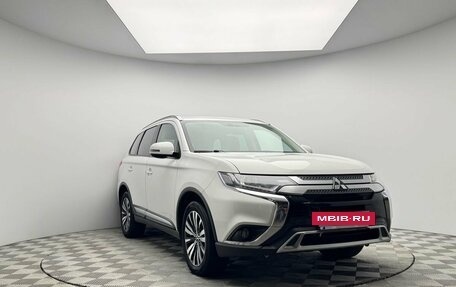 Mitsubishi Outlander III рестайлинг 3, 2020 год, 2 329 000 рублей, 3 фотография
