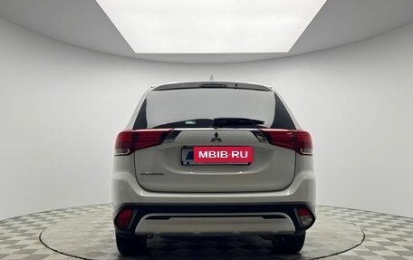 Mitsubishi Outlander III рестайлинг 3, 2020 год, 2 329 000 рублей, 6 фотография